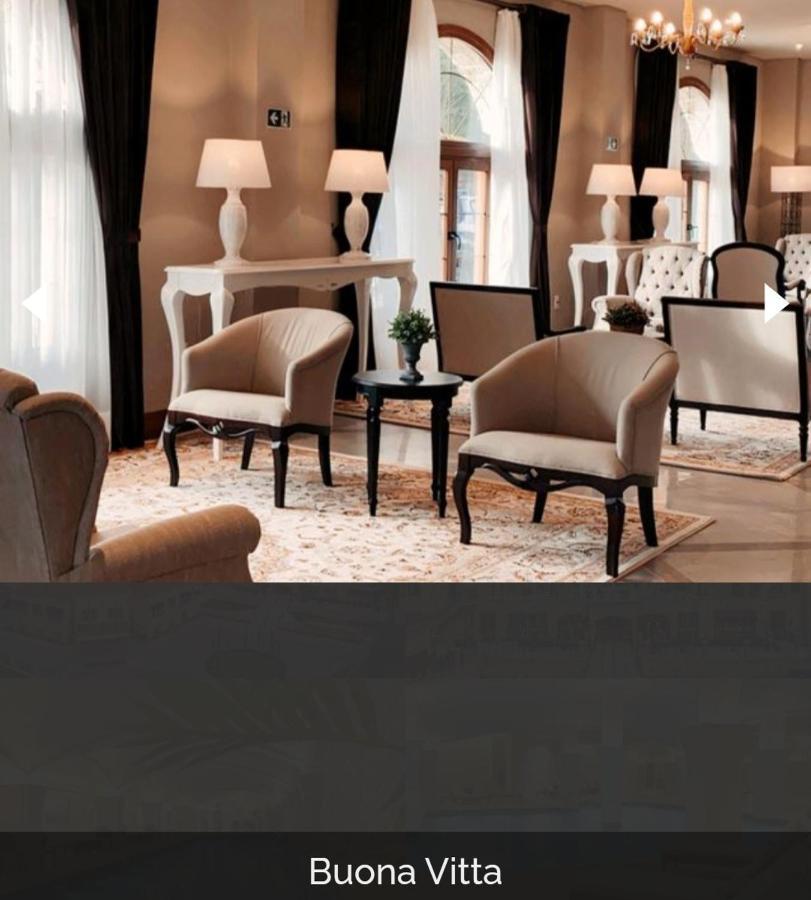 Buona Vitta Gramado Resort & Spa By Gramado Parks Екстериор снимка The photo shows a stylish and inviting interior space, likely a lounge or waiting area. There are beige upholstered armchairs arranged around a small black table. A decorative plant is placed on the table. Behind the chairs are light-colored walls wi